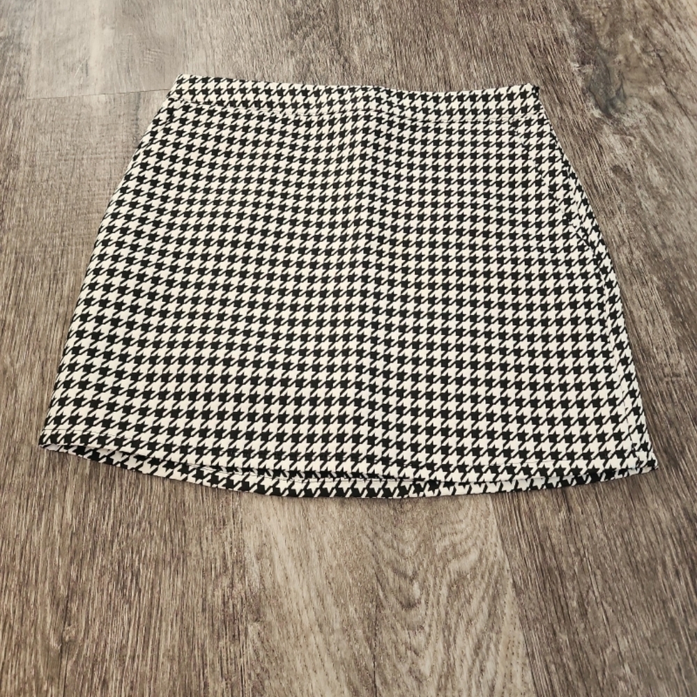 Forever 21 Black and White Houndstooth Mini Skirt